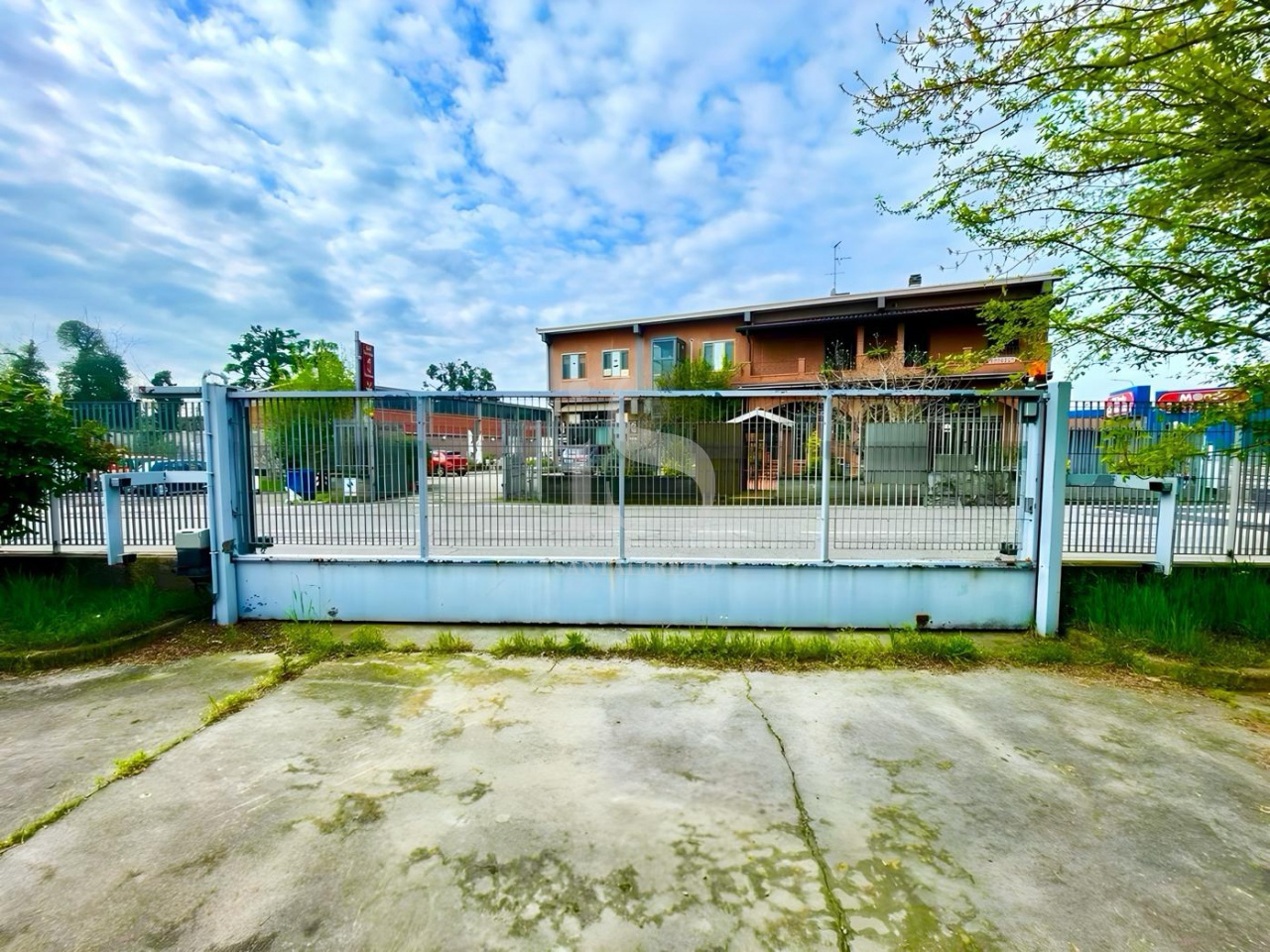 Capannone con giardino in via della liberazione, San Giuliano Milanese