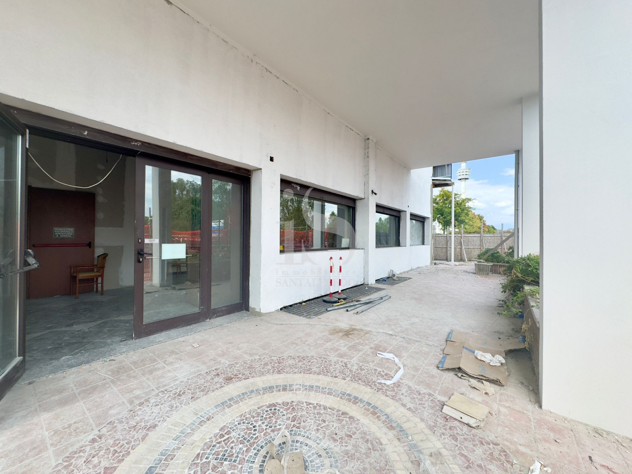 Attivit commerciale con terrazzo in via trento, Vimercate