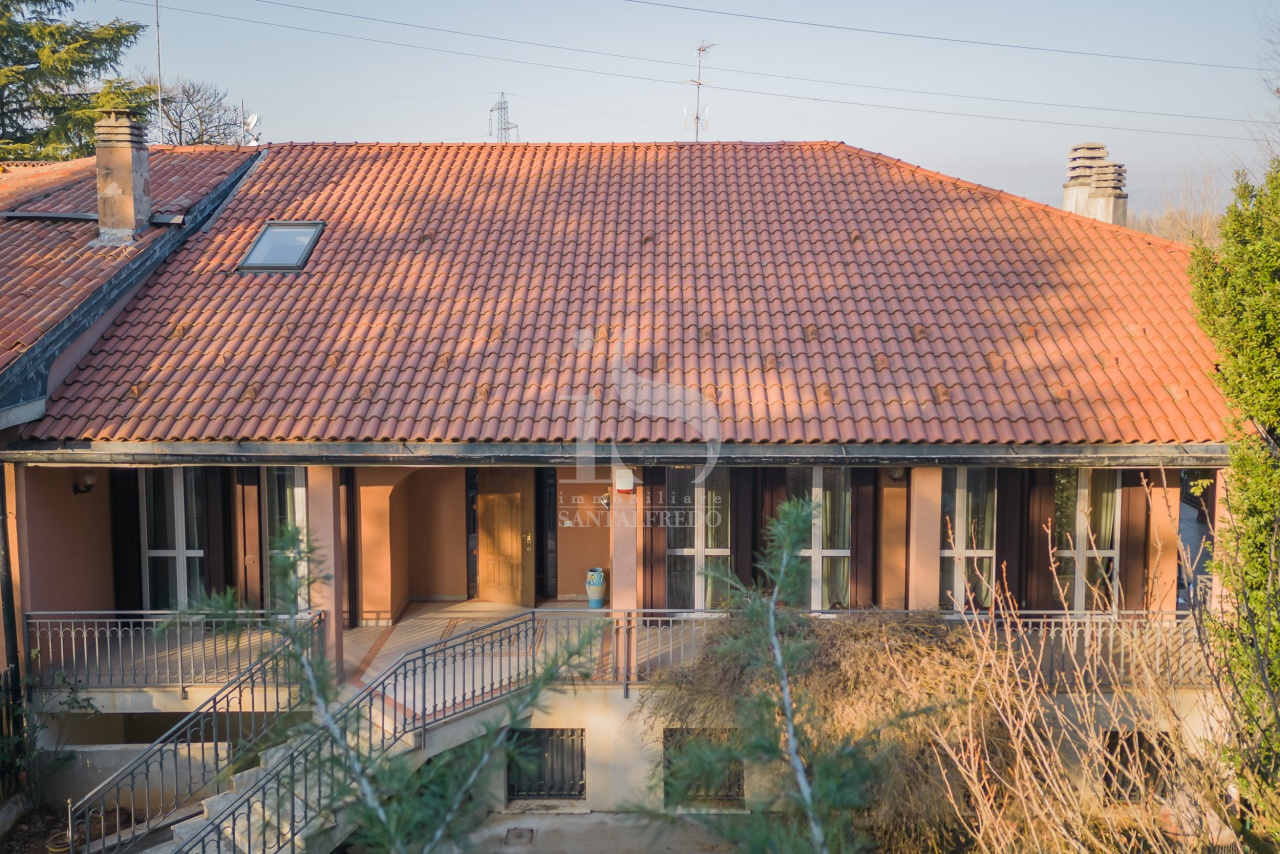 Villa con giardino in via carducci, Correzzana