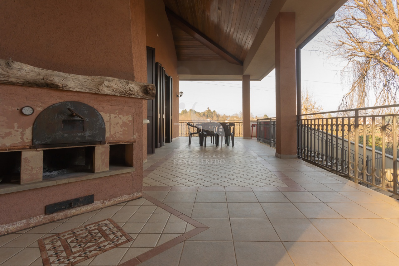 Villa con giardino in via carducci, Correzzana