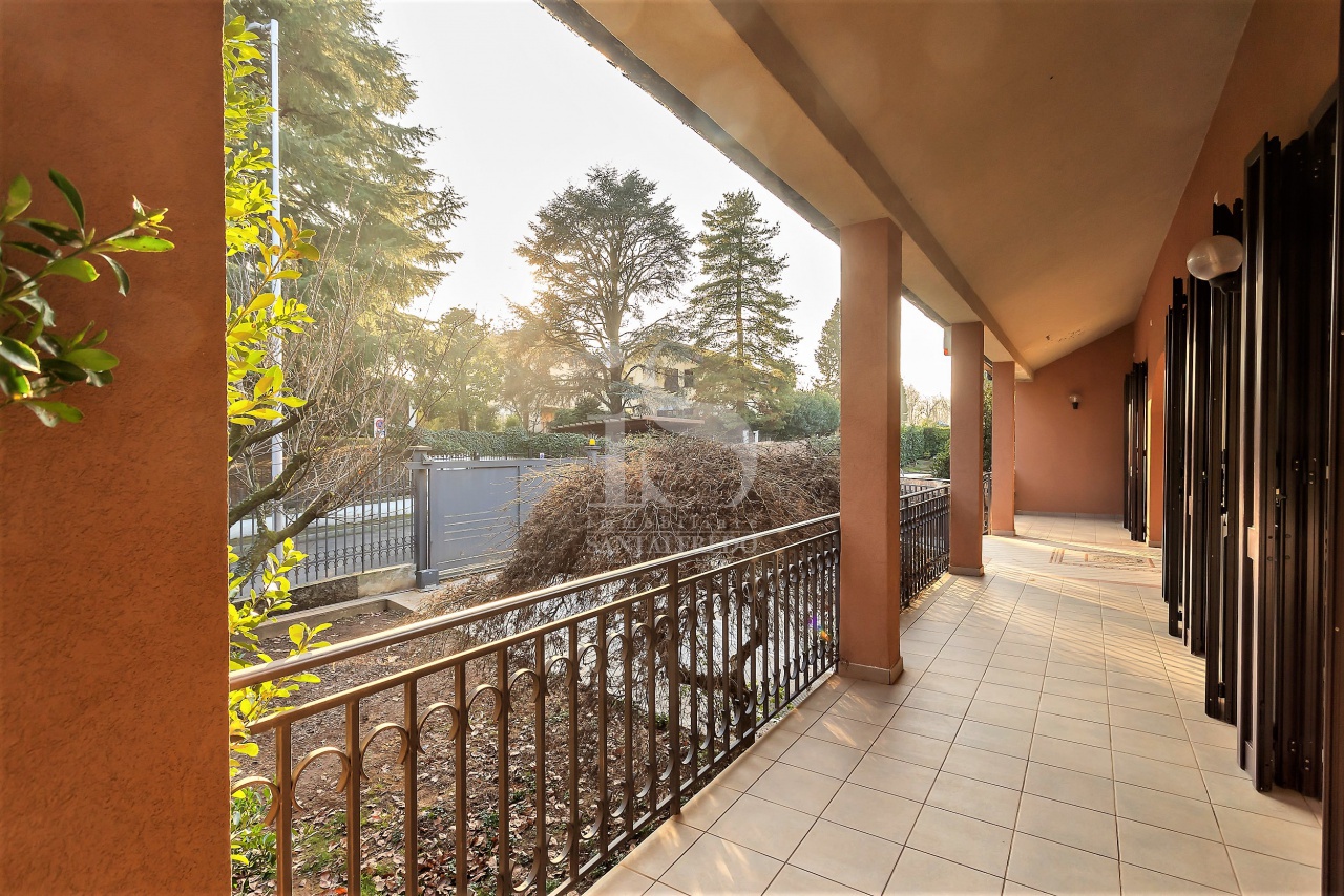 Villa con giardino in via carducci, Correzzana