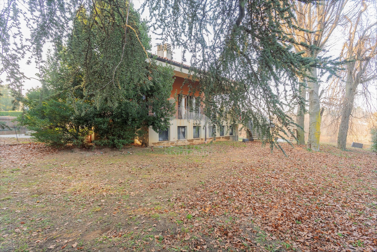 Villa con giardino in via carducci, Correzzana