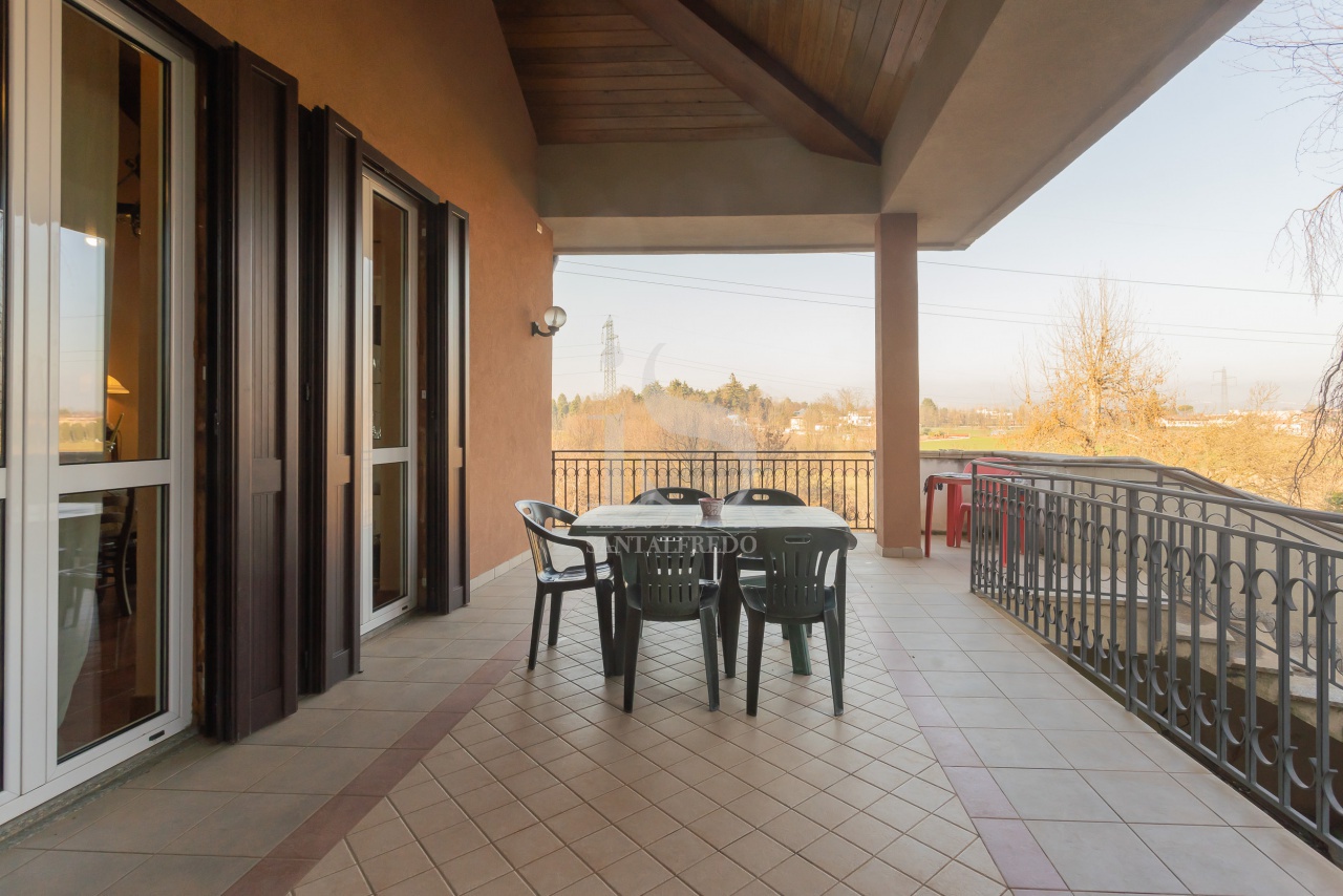 Villa con giardino in via carducci, Correzzana