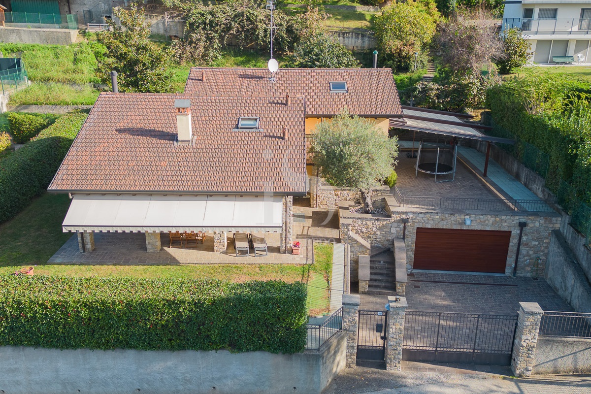 Villa con giardino in strada per barbiano, Merate