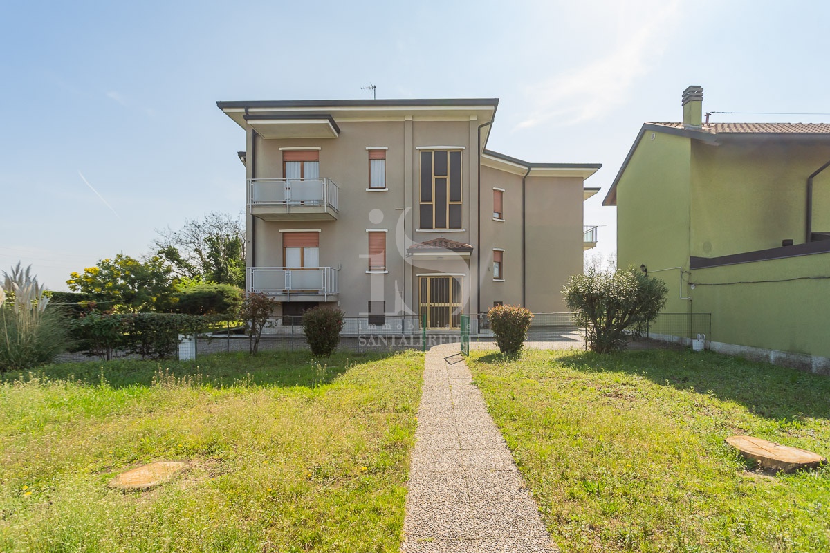 Villa con giardino in via adda, Monza