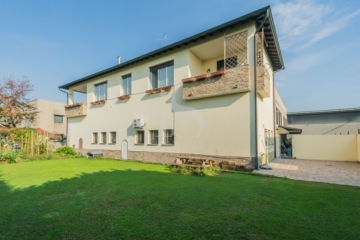 Casa indipendente con giardino in via goffredo mameli, Villasanta