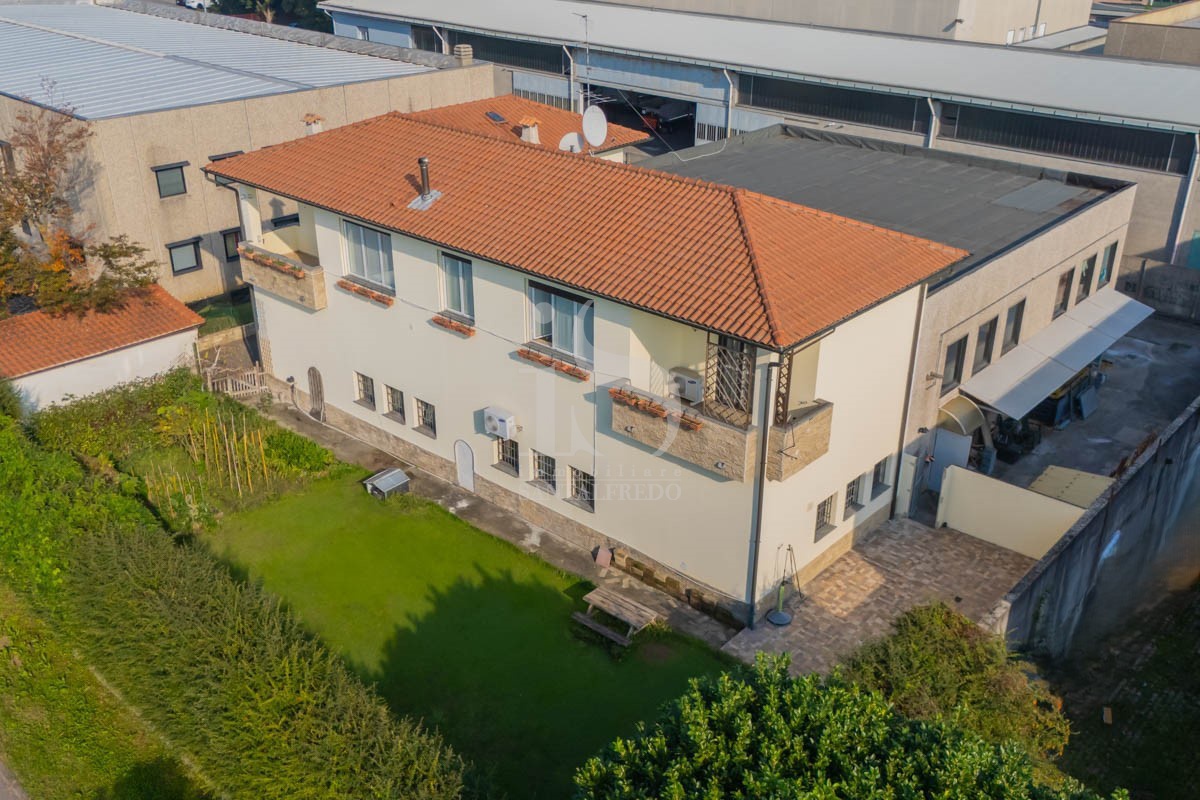 Casa indipendente con giardino in via goffredo mameli, Villasanta