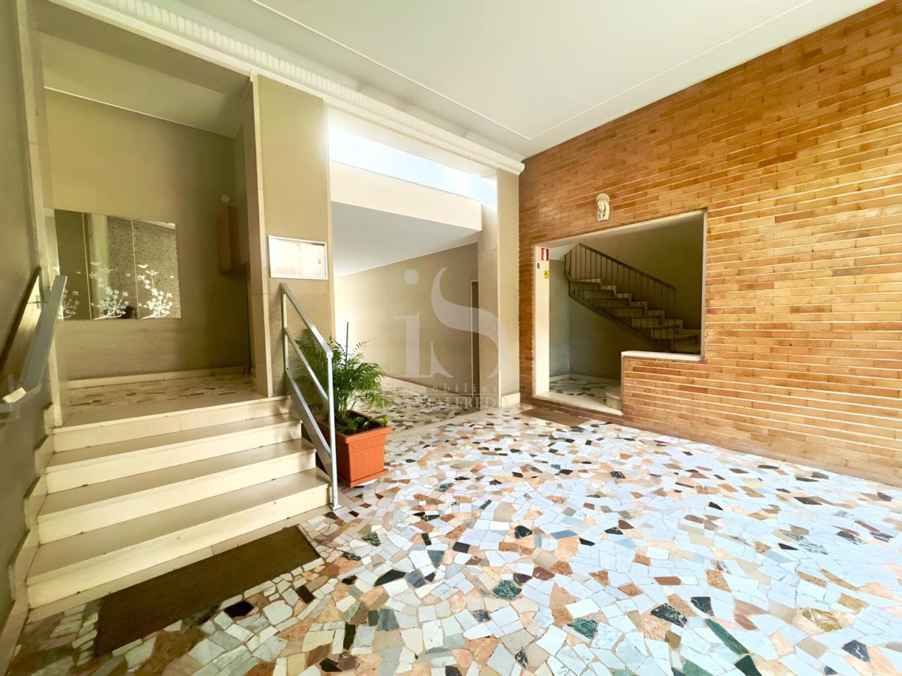 Trilocale arredato in affitto in via volturno, Monza