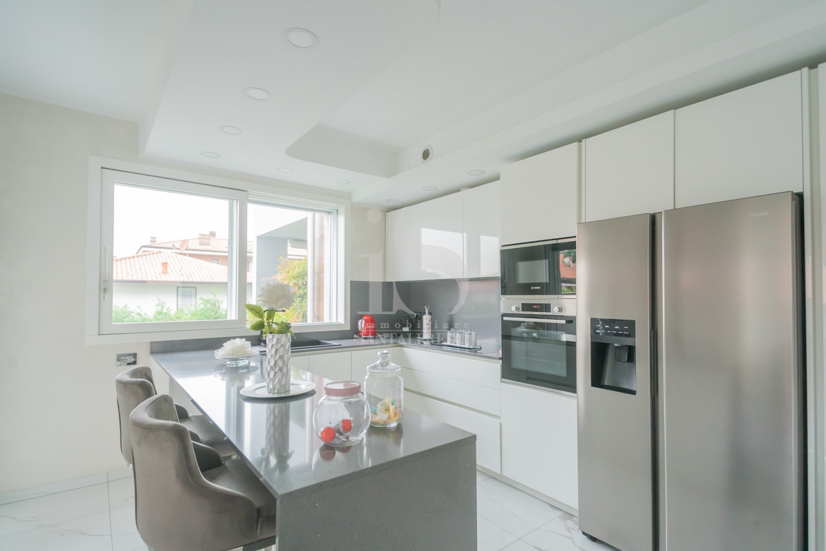 Trilocale con terrazzo in via adda, Concorezzo