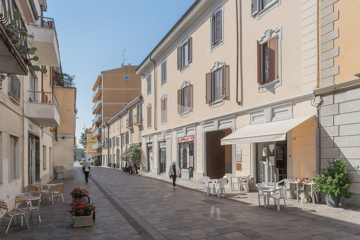 Attivit commerciale con box in via confalonieri, Villasanta