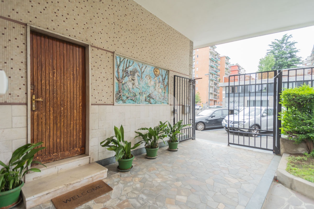 Bilocale ristrutturato in via enrico caruso, Milano