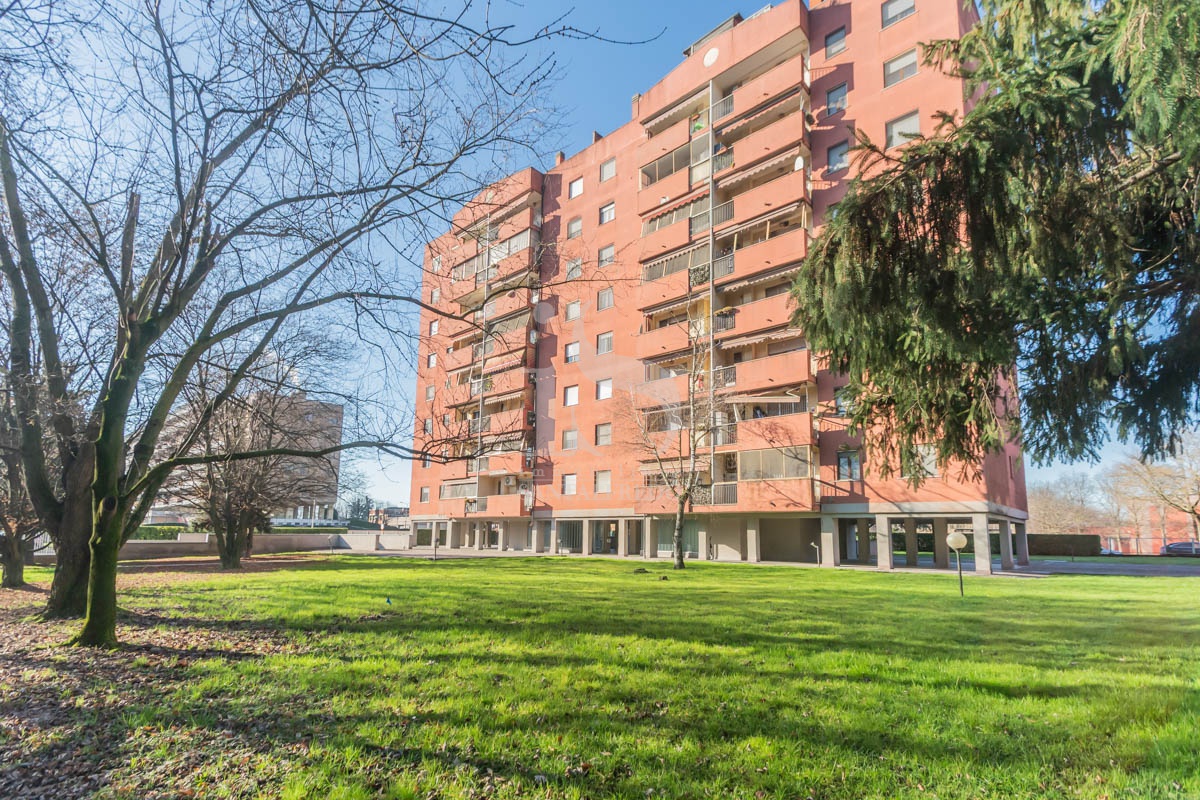 Bilocale con terrazzo in via monte penice, Rozzano