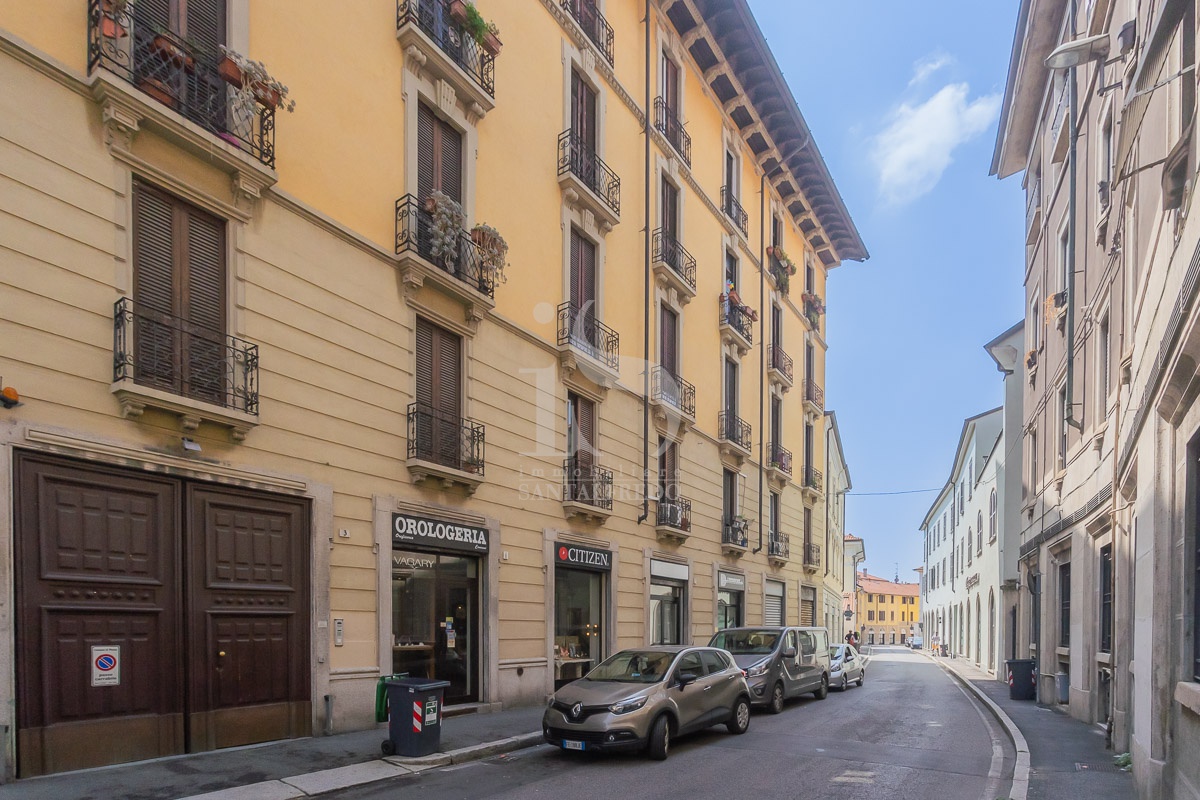 Negozio ristrutturato in via gaetano casati, Monza