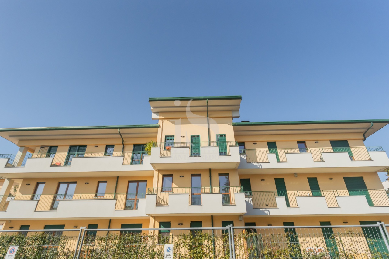 Trilocale con box in via silvio pellico, Agrate Brianza