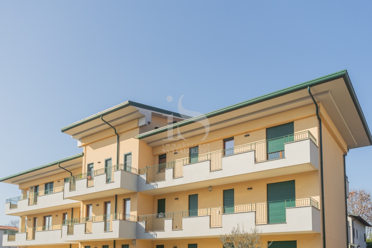 Trilocale con box in via silvio pellico, Agrate Brianza