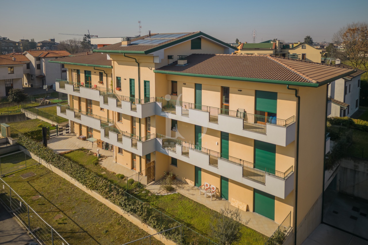 Trilocale con box in via silvio pellico, Agrate Brianza