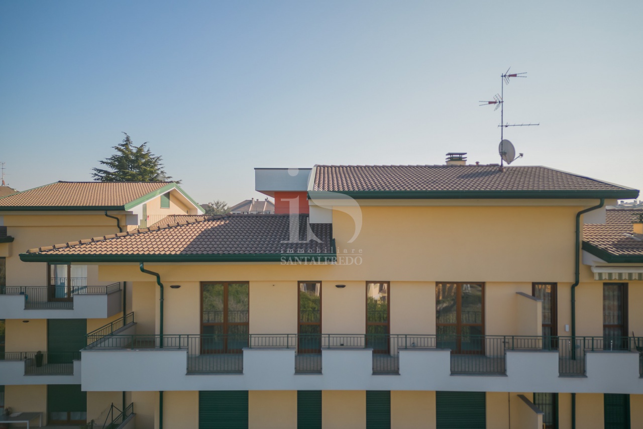 Trilocale con box in via silvio pellico, Agrate Brianza