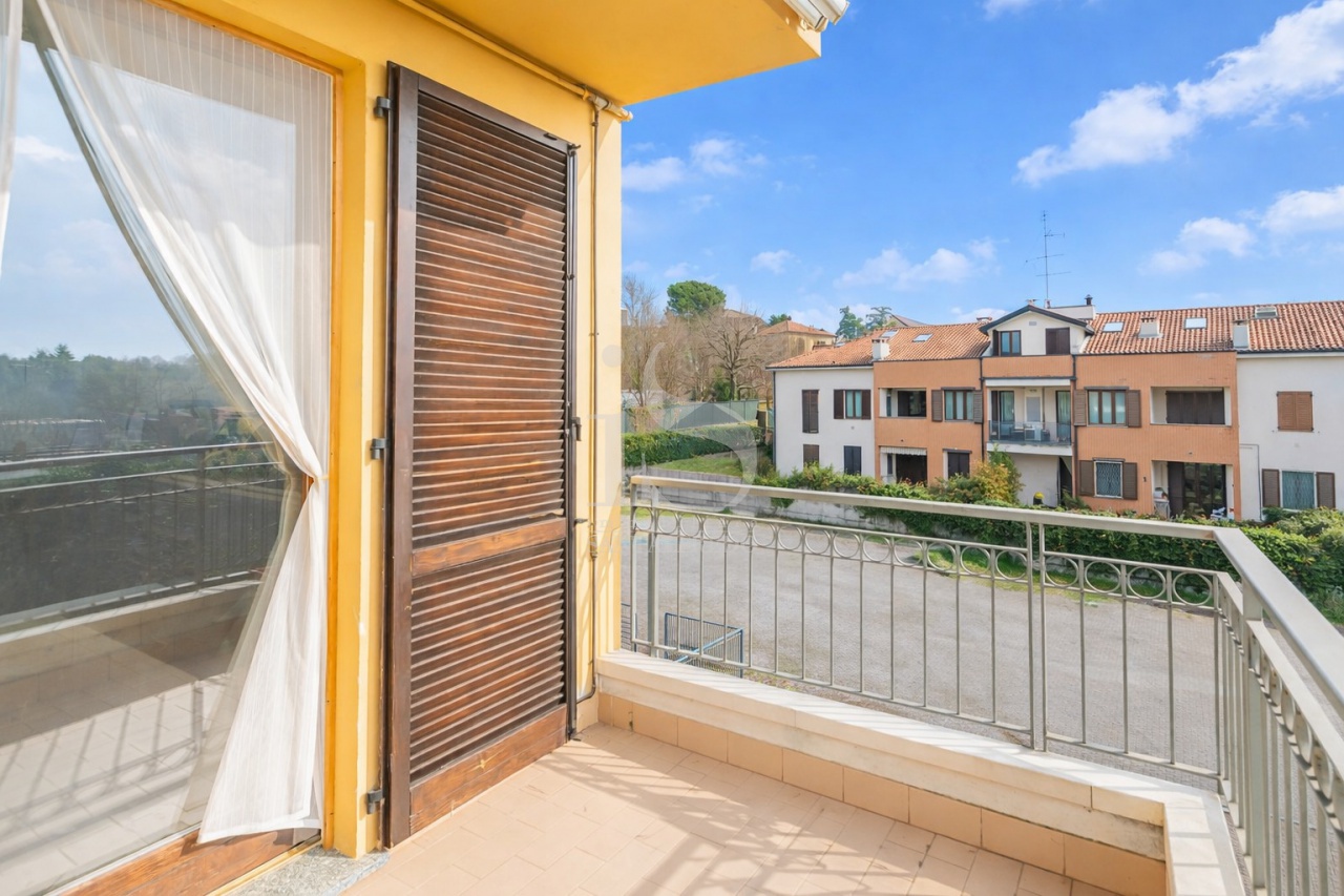 Trilocale con terrazzo in via santa caterina, Besana in Brianza