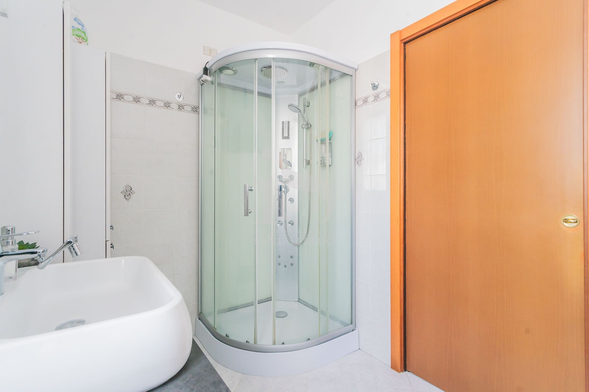 Trilocale con terrazzo in via santa caterina, Besana in Brianza