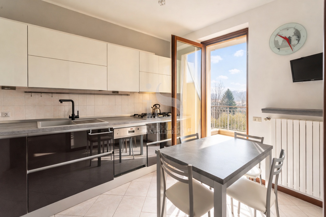 Trilocale con terrazzo in via santa caterina, Besana in Brianza