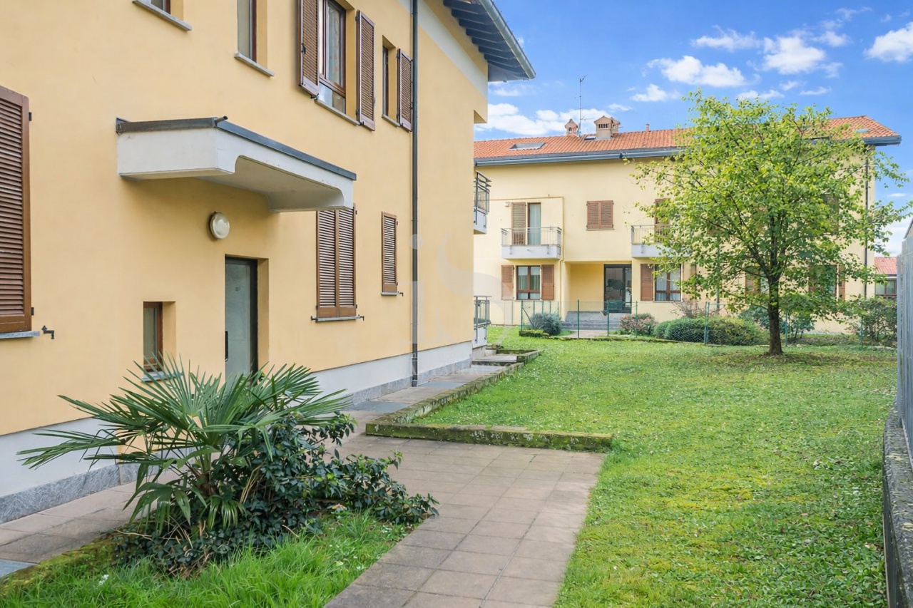 Trilocale con terrazzo in via santa caterina, Besana in Brianza