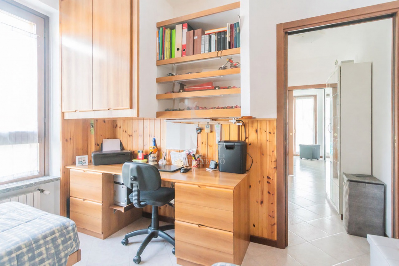 Trilocale con terrazzo in via santa caterina, Besana in Brianza