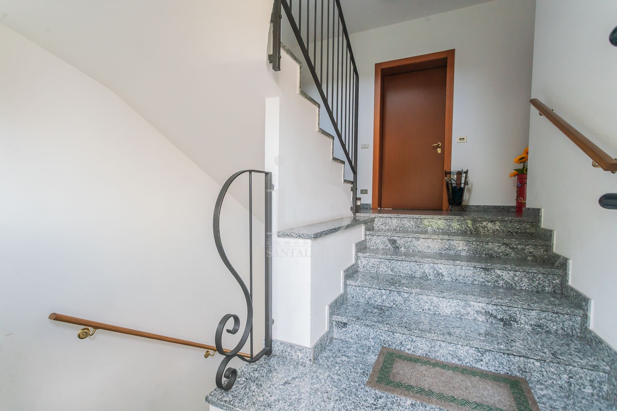 Trilocale con terrazzo in via santa caterina, Besana in Brianza