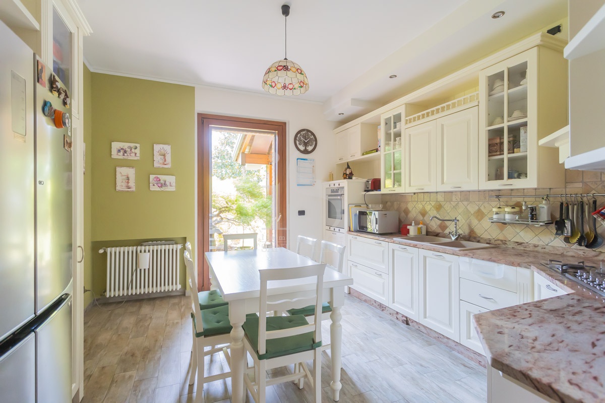 Villa con giardino in via cesare battisti, Agrate Brianza