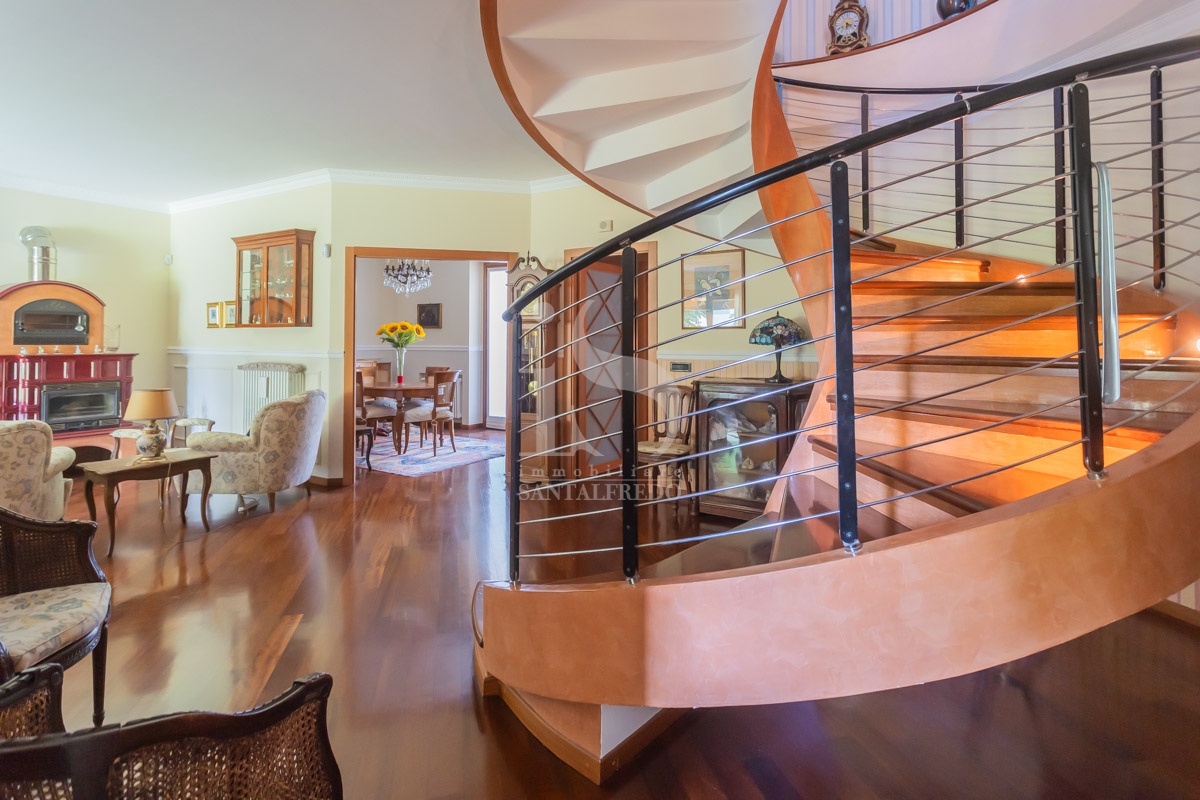 Villa con giardino in via cesare battisti, Agrate Brianza