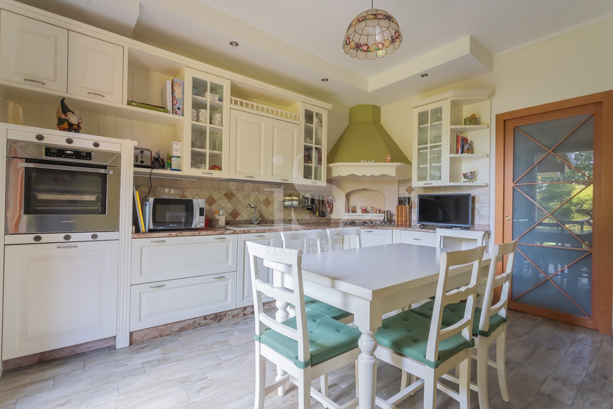 Villa con giardino in via cesare battisti, Agrate Brianza