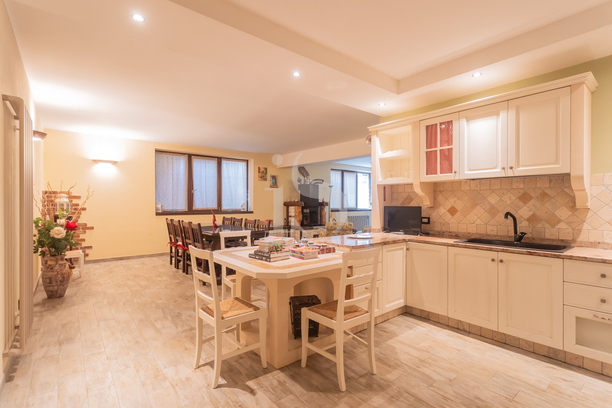 Villa con giardino in via cesare battisti, Agrate Brianza