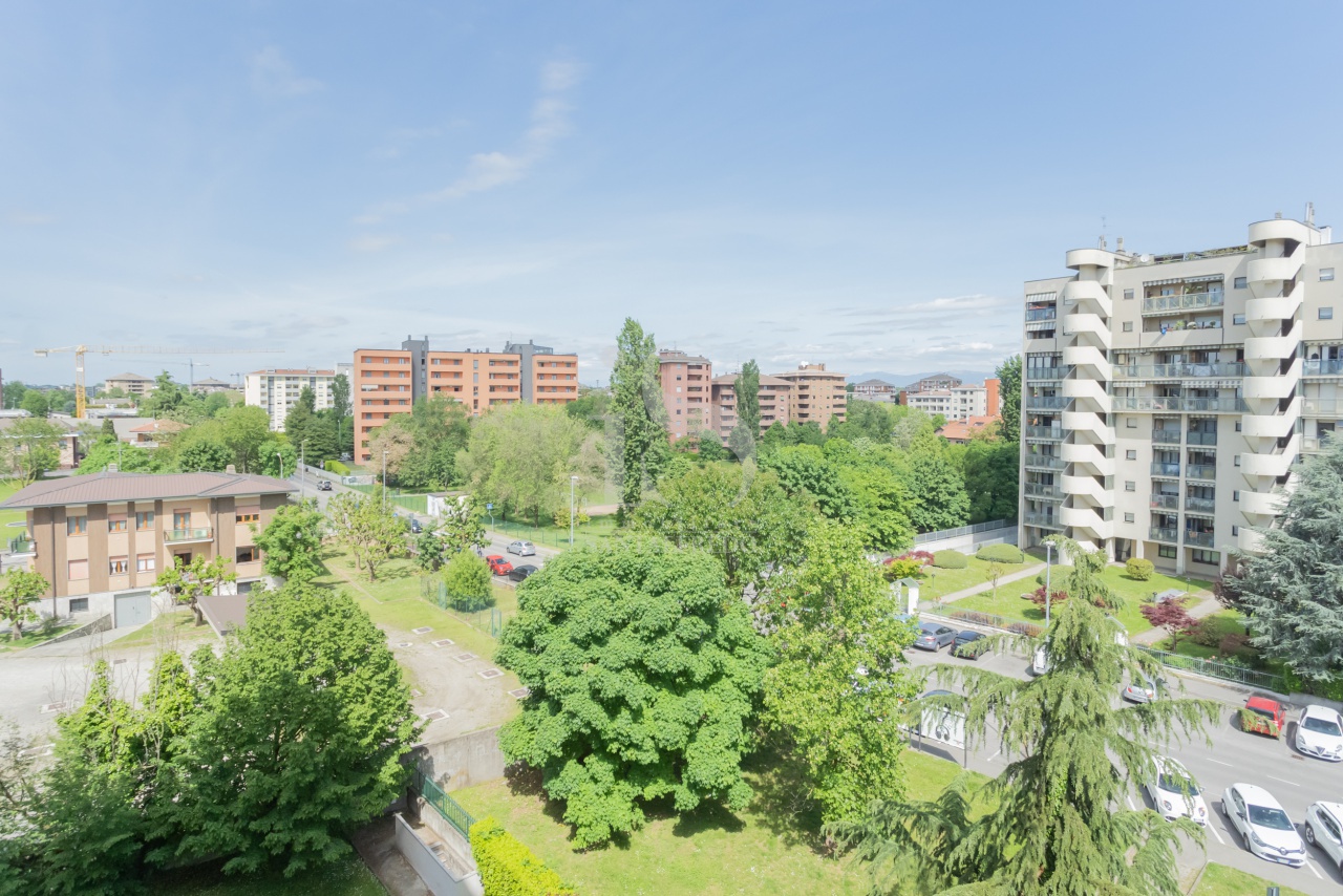 Trilocale con box in via de chirico, Monza