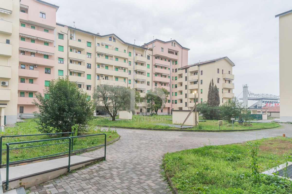 Trilocale con box in via de chirico, Monza