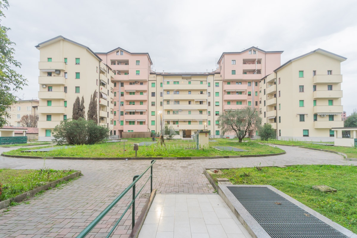 Trilocale con box in via de chirico, Monza