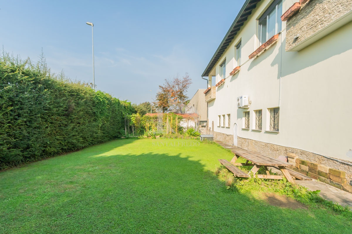 Villa con giardino in via goffredo mameli, Villasanta