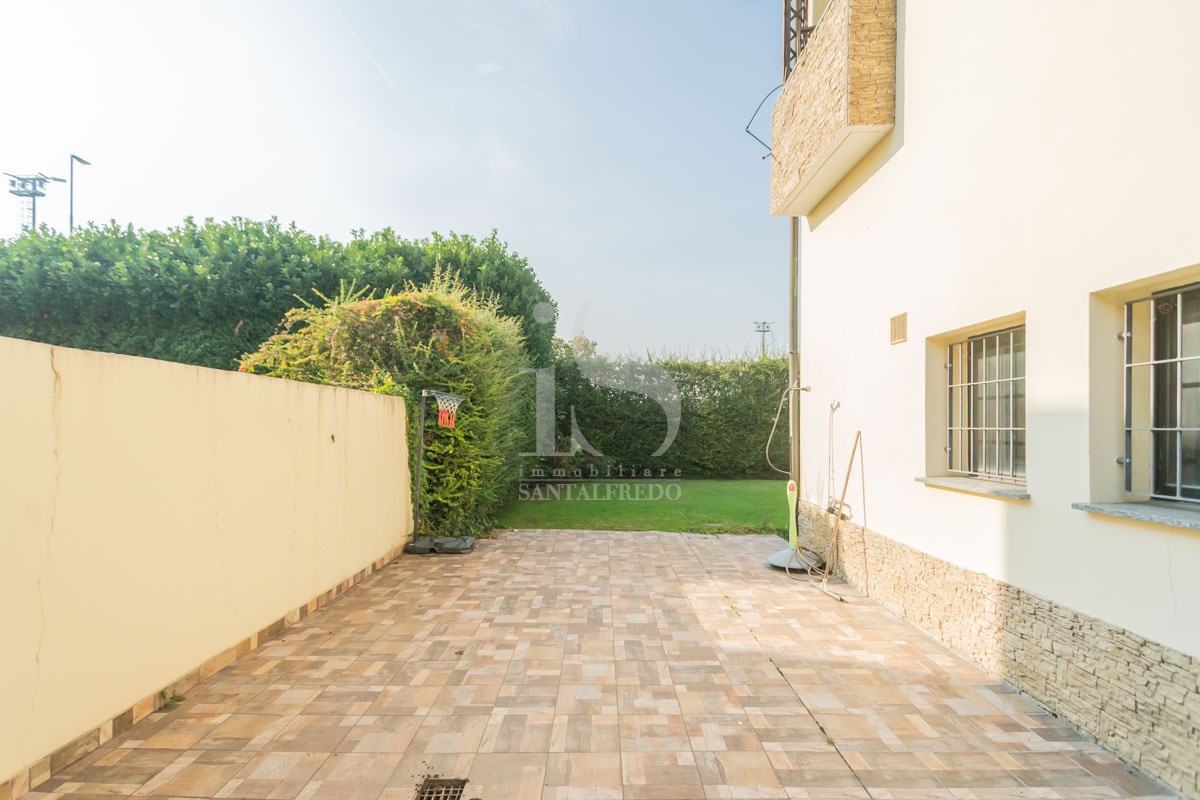 Villa con giardino in via goffredo mameli, Villasanta