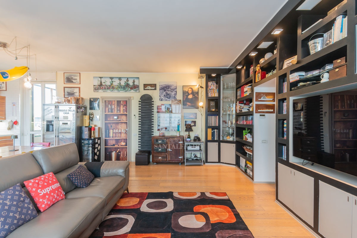 Capannone con giardino in via goffredo mameli, Villasanta