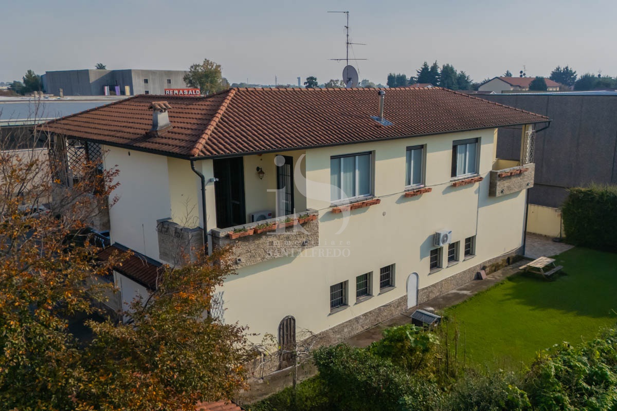 Capannone con giardino in via goffredo mameli, Villasanta