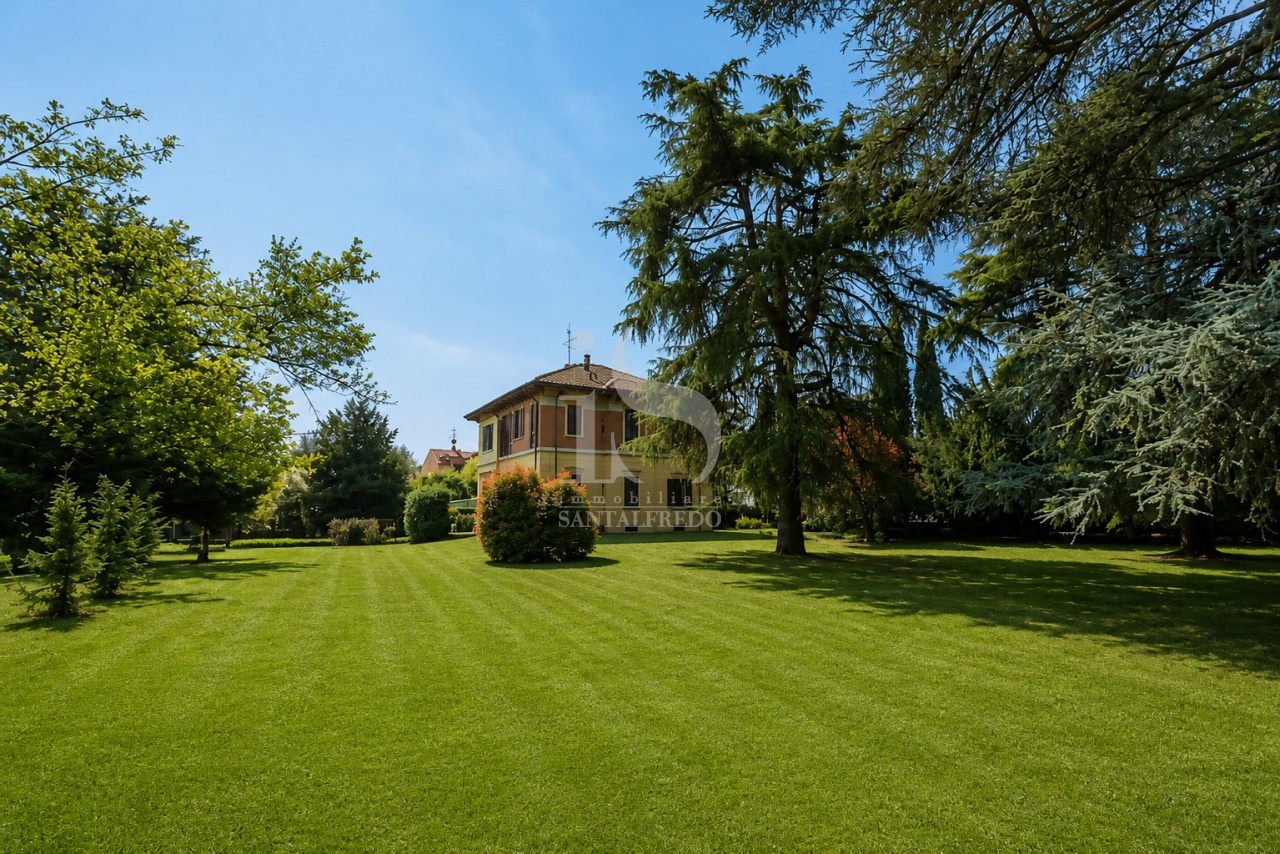 Villa con giardino in via mazzini, Vimercate