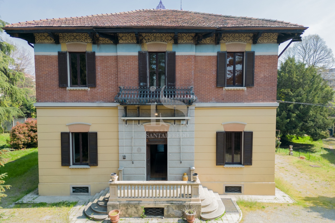 Villa con giardino in via mazzini, Vimercate