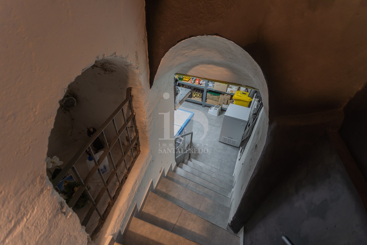Negozio ristrutturato in via carlo prina, Monza