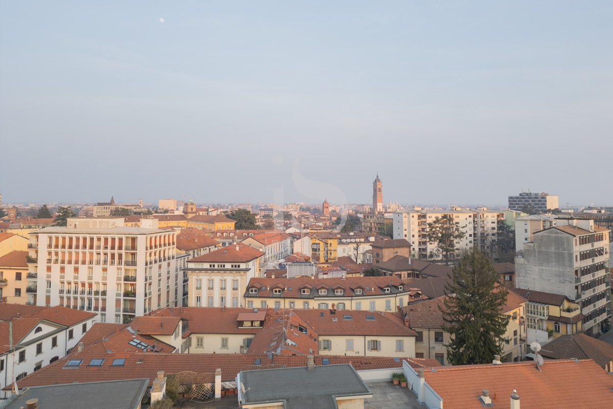 Negozio ristrutturato in via carlo prina, Monza