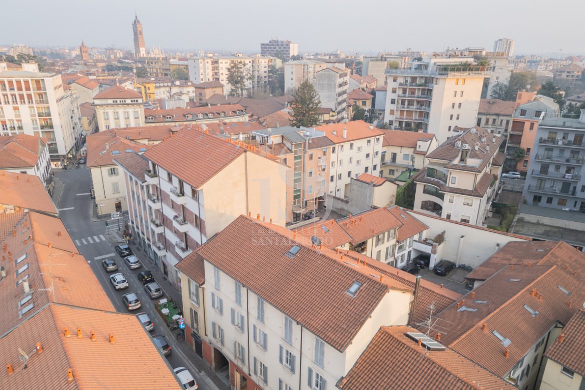 Negozio ristrutturato in via carlo prina, Monza