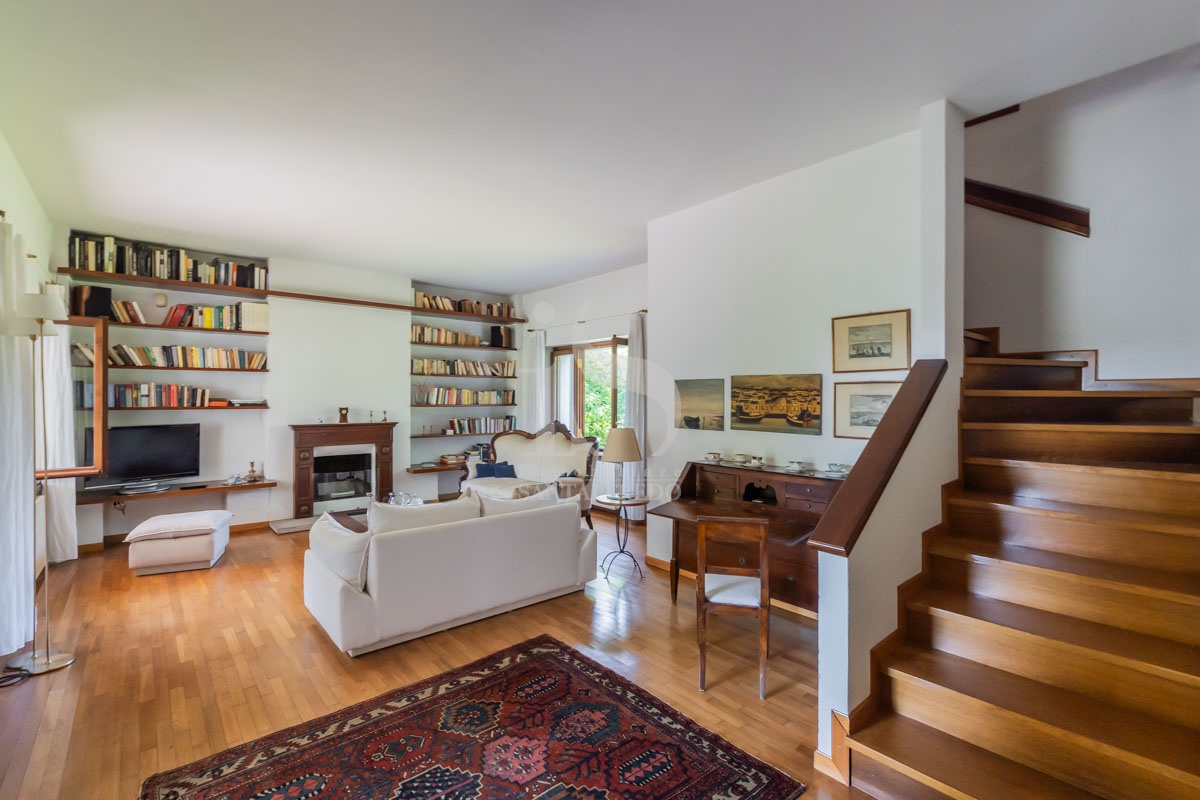 Villa con giardino in via silvio pellico, Agrate Brianza