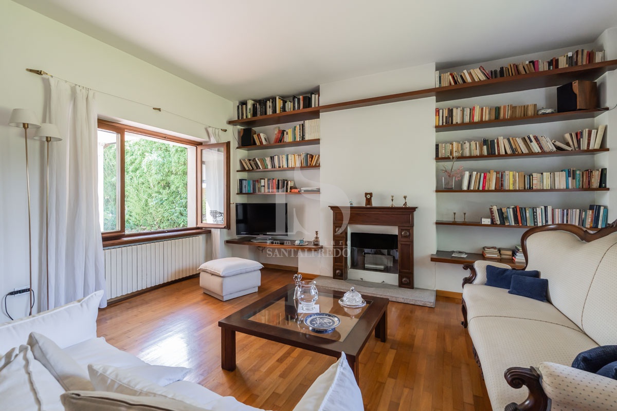 Villa con giardino in via silvio pellico, Agrate Brianza