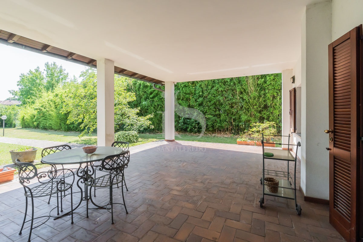 Villa con giardino in via silvio pellico, Agrate Brianza