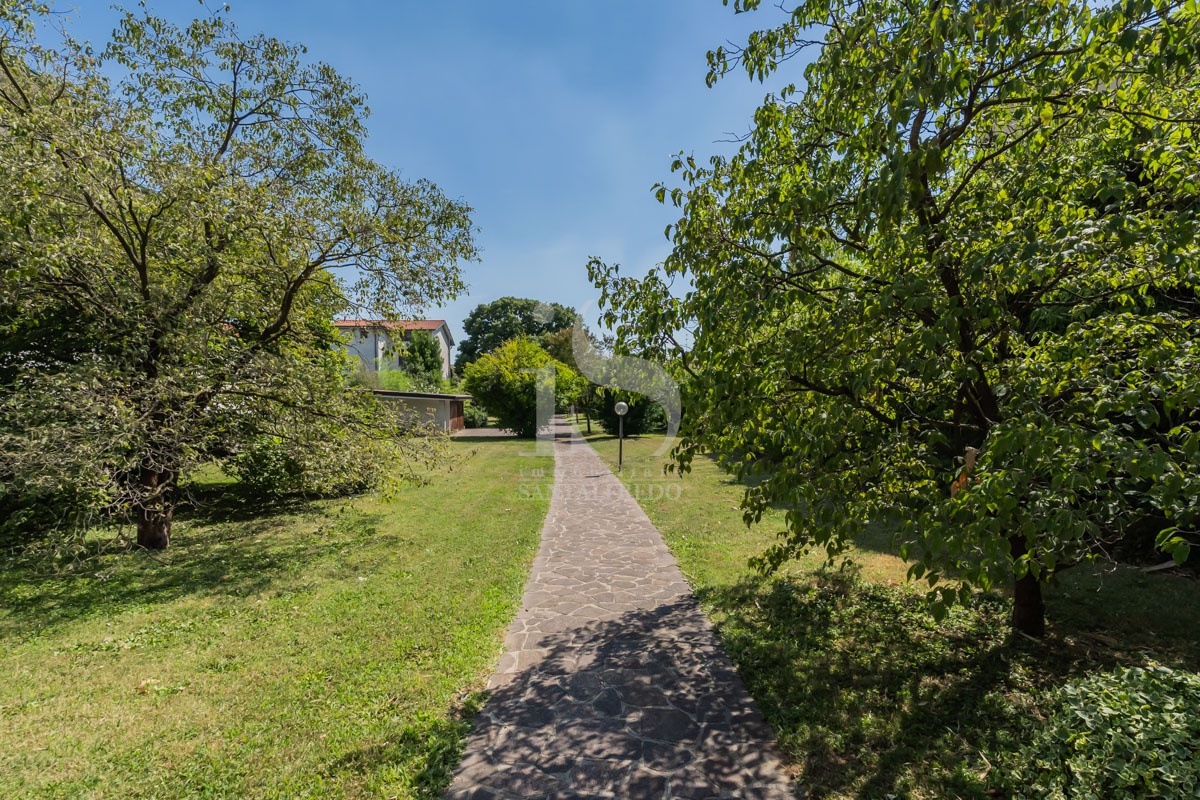 Villa con giardino in via silvio pellico, Agrate Brianza