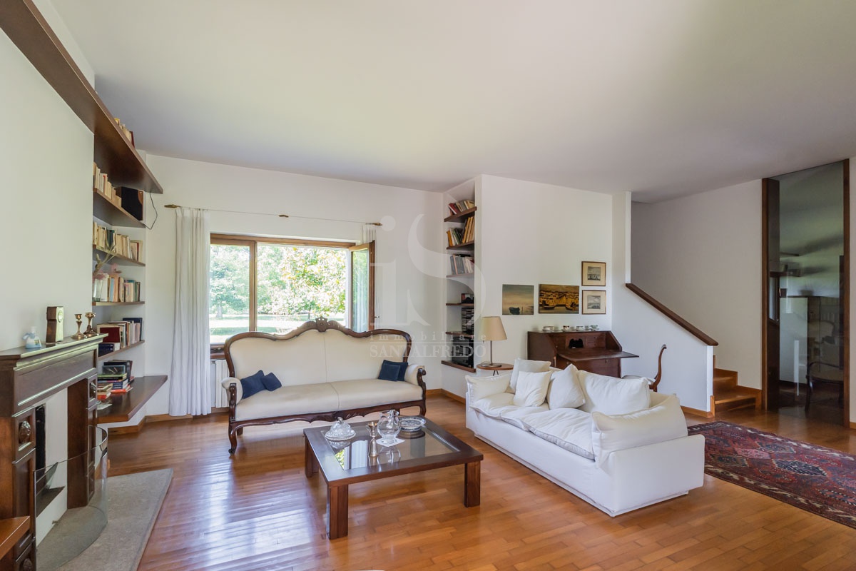 Villa con giardino in via silvio pellico, Agrate Brianza