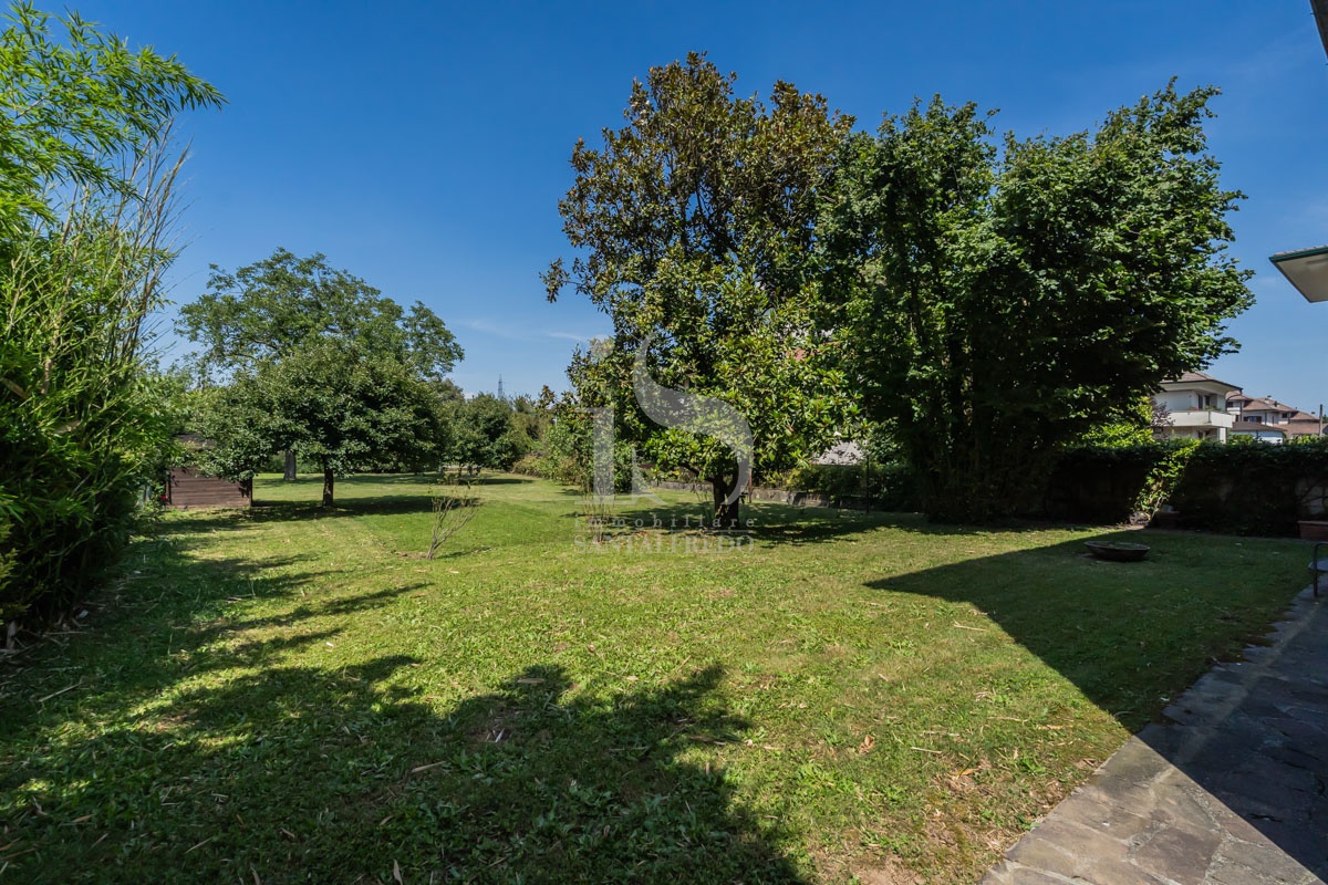 Villa con giardino in via silvio pellico, Agrate Brianza