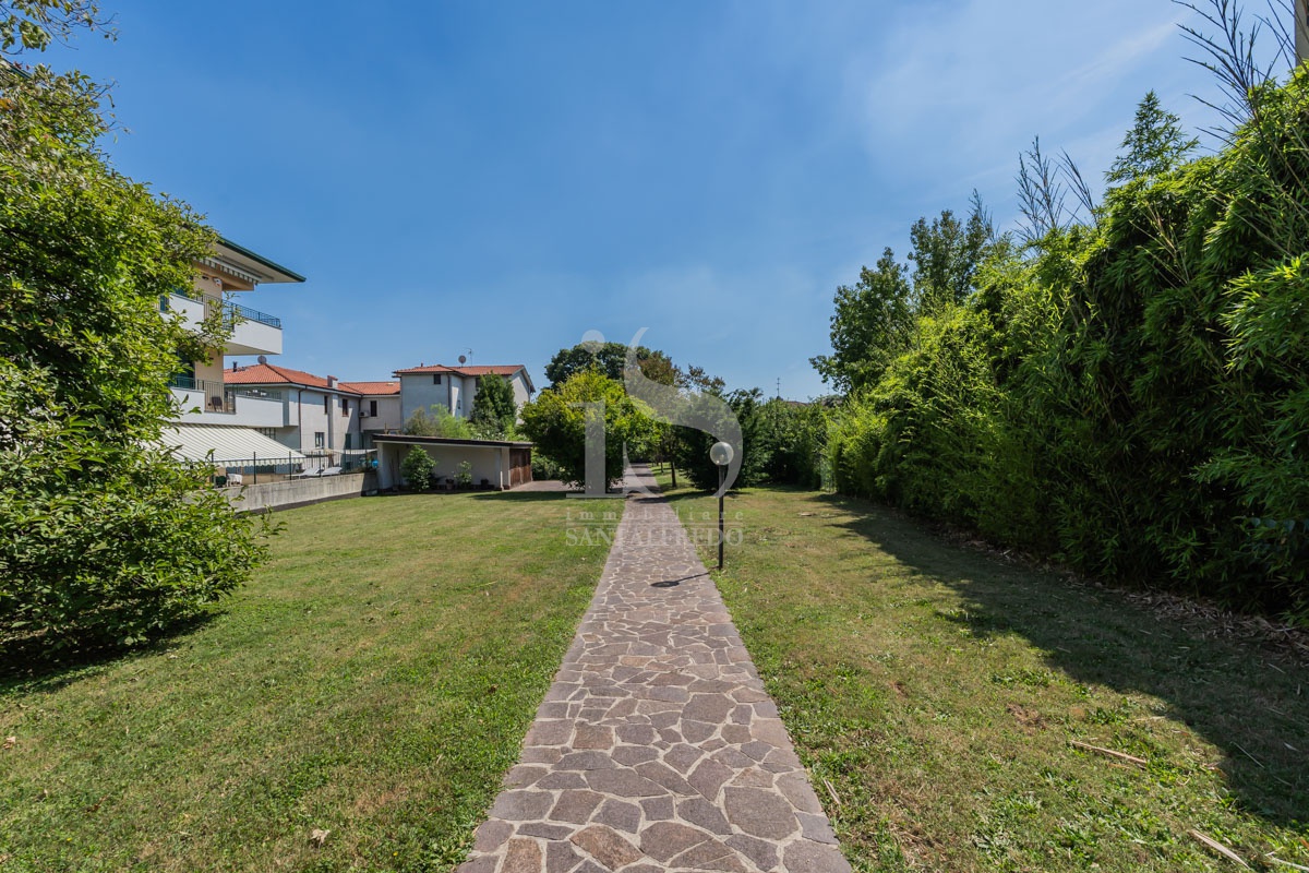 Villa con giardino in via silvio pellico, Agrate Brianza